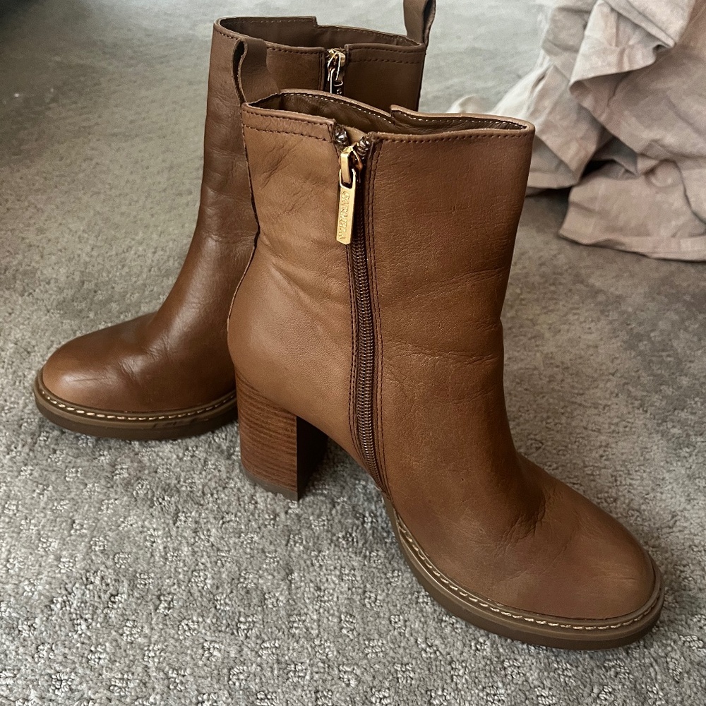 Carmela Booties size 7 never worn Mocha Brown